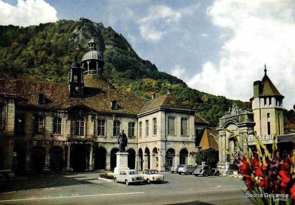 39 Salins les Bains Place de l Hotel de Ville.jpg